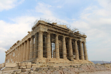 Obraz premium Parthenon temple under restoration August 2024 Ancient marble ruins scaffolding Athens