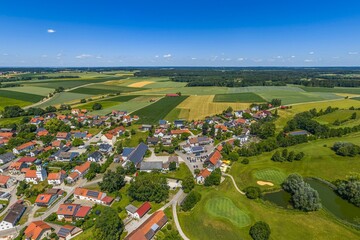 Naklejka premium Die ländliche Region rund um die Ortschaft Tegernbach im oberbayerischen Kreis Fürstenfeldbruck im Luftbild