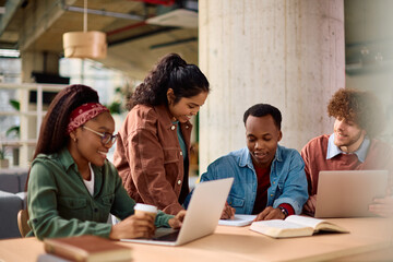 Obraz premium Happy multiracial friends learning together at university.