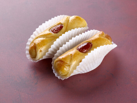 Les babouches aux amandes. De merveilleux petits cigares de p&acirc;te bris&eacute;e, garnis de p&acirc;te d&rsquo;amandes, le tout tremp&eacute; dans du miel. Authentique g&acirc;teaux traditionnels arabes, Eid-mubarak.