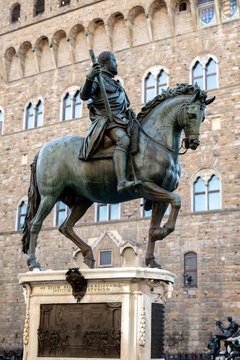 Statue of Cosimo I de Medici in Florence, Giambologna equestrian statue