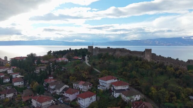 Drone footage revealing Tsar Samuel&rsquo;s Fortress atop the hill in Ohrid, with Lake Ohrid in the background, highlighting medieval fortifications and scenic Balkan landscape.