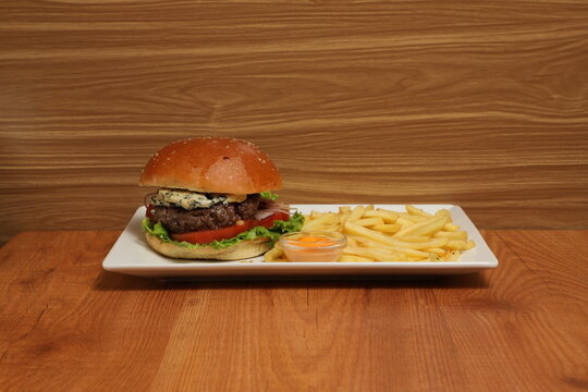 Repas de fast food avec burger et frites