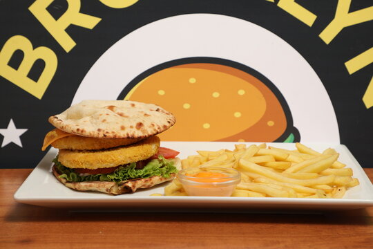 Un mini burger avec des frites au restaurant