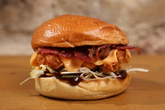 Savourer un cheeseburger dans un restaurant