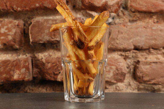Frites servies dans un verre pour un ap&eacute;ritif
