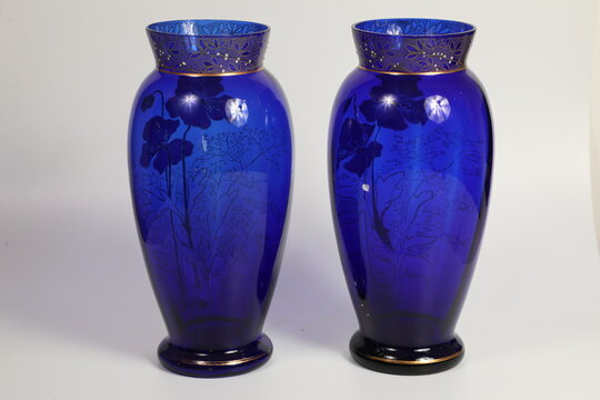 Exploration de vases anciens en verre bleu