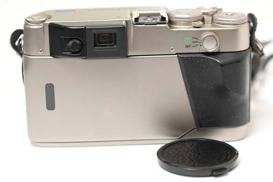 Appareil photo argentique ancien sur une table