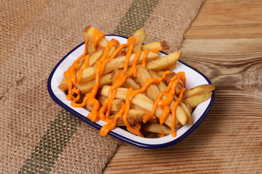 Frites au cheddar sur une table en bois