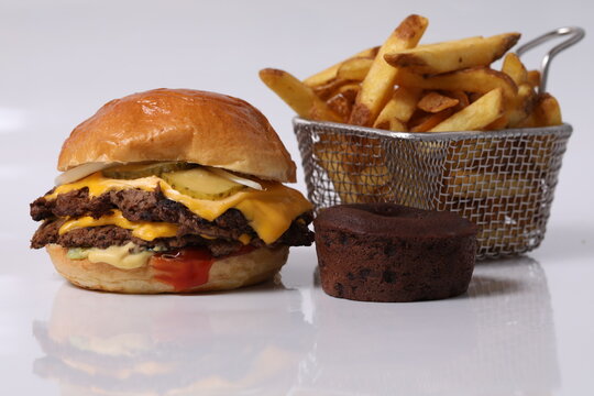 Menu de fast-food avec burger et frites