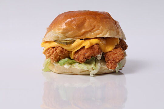 Un cheeseburger avec poulet et fromage fondu