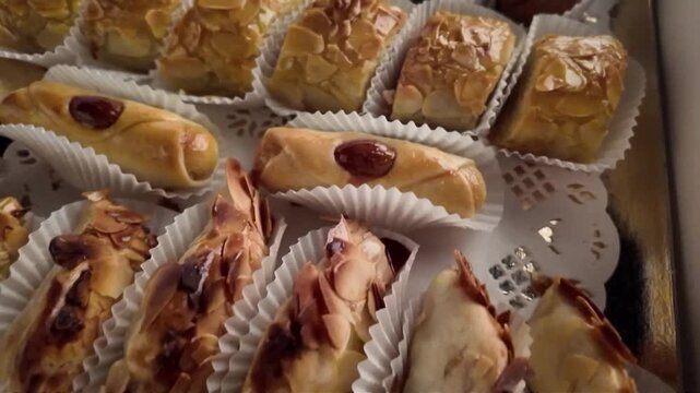 
Un magnifique plateau de f&ecirc;te de l'A&iuml;d al-Mubarak proposant une s&eacute;lection de douceurs traditionnelles du Moyen-Orient. Authentique g&acirc;teaux traditionnels arabes.