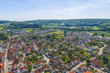 Fototapeta premium Die kleine Stadt Lauchheim an der Jagst in Ostwürttemberg aus der Vogelperspektive