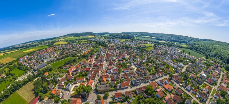 Die kleine Stadt Lauchheim an der Jagst in Ostw&uuml;rttemberg aus der Vogelperspektive