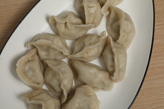 Ravioli asiatiques sur une assiette blanche