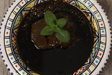 Plats de restaurant avec une sauce noire © robin-clouet.fr