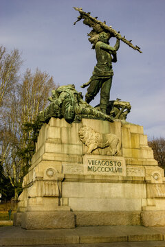 Monument to the Fallen of 8 August 1848 in Turin, Italy, featuring a lion and figures representing victory and sacrifice.