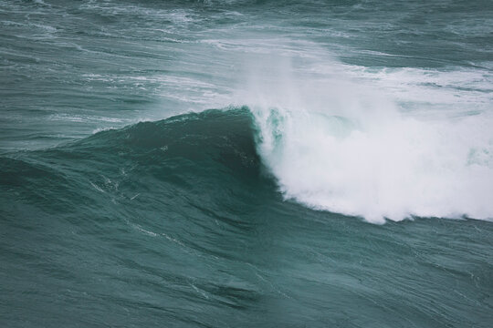 surfeando en las olas de Nazare en Portugal