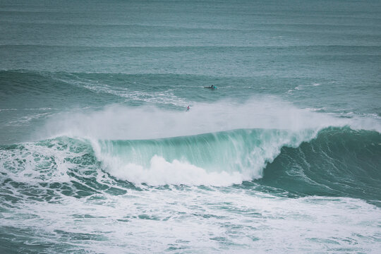 surfeando en las olas de Nazare en Portugal