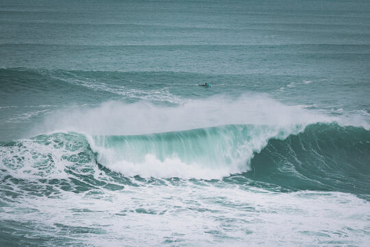 surfeando en las olas de Nazare en Portugal
