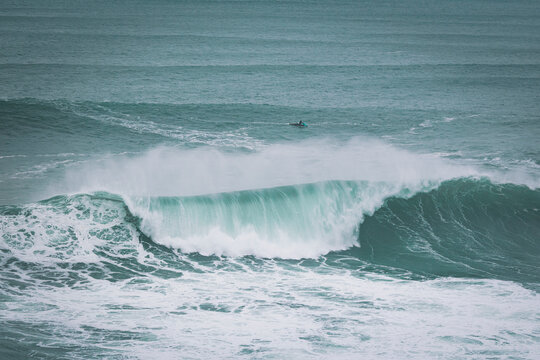 surfeando en las olas de Nazare en Portugal