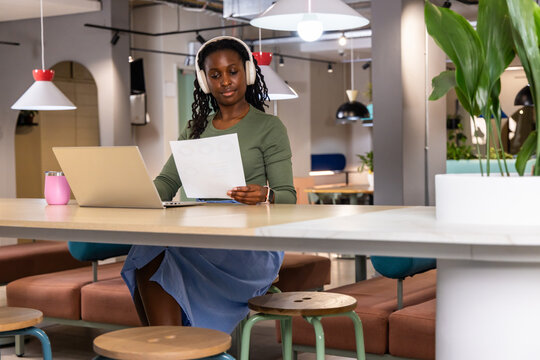 Planar hex grid showing labeled concentric rings and axial coordinates for distance measurement