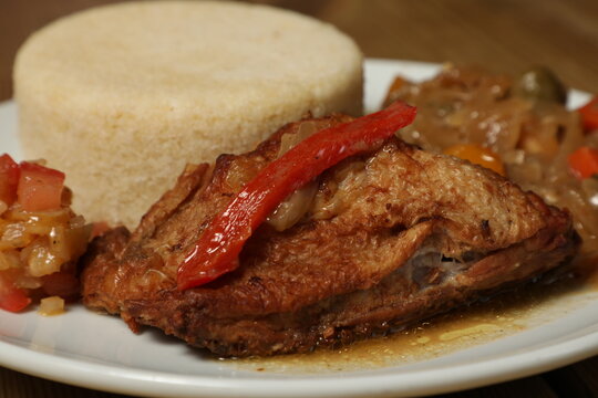 Plat au restaurant avec viande et accompagnement