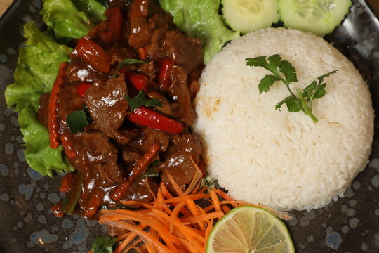 Plats asiatiques dans un restaurant local