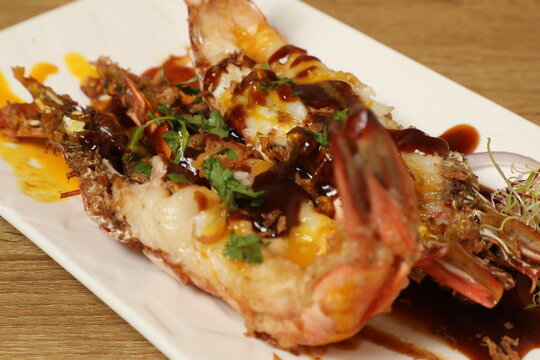 Plats asiatiques dans un restaurant populaire