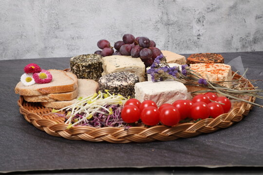 Plateau de fromage vegan avec pain et l&eacute;gumes