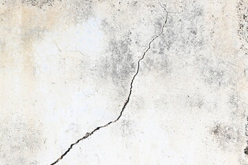 Obraz premium A crack has appeared in the cement wall. This crack occurs because the structure is built on light soil, during the rainy season, the soil erodes, causing the wall to crack. 