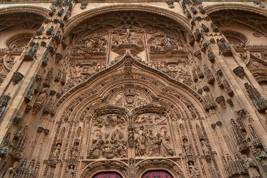 Le tympan de la porte de la Nativit&eacute; sur fa&ccedil;ade ouest de la cath&eacute;drale Notre-Dame de l&rsquo;Assomption de Salamanque