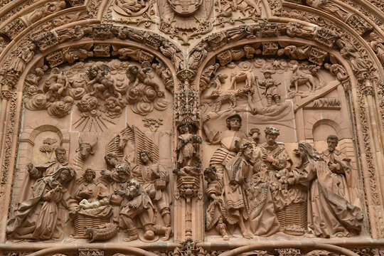 Le tympan de la porte de la Nativit&eacute; sur fa&ccedil;ade ouest de la cath&eacute;drale Notre-Dame de l&rsquo;Assomption de Salamanque