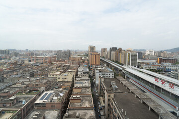 Obraz premium Aerial view of urban cityscape with elevated train track passing through dense residential and