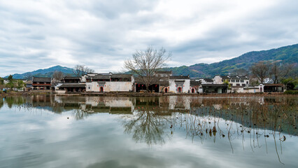 Obraz premium Traditional Chinese Village Reflection in Calm Water