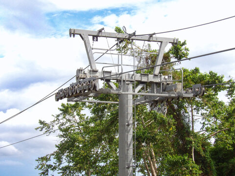 Sistema de cable y poleas de un telef&eacute;rico en Guaynabo, Puerto Rico, mostrando el mecanismo que impulsa las cabinas sobre el paisaje urbano. Imagen que destaca la ingenier&iacute;a y el transporte moderno.
