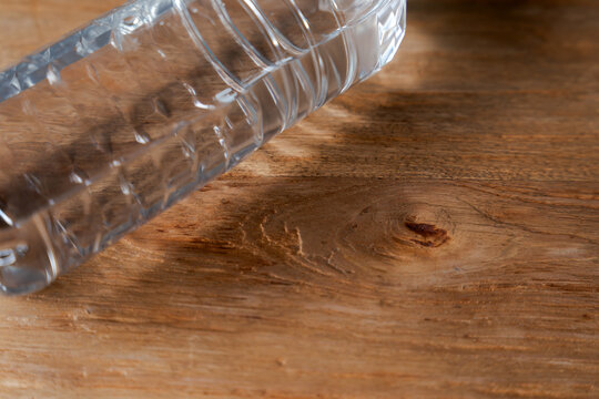 テーブルの上に置いてあるペットボトルの水