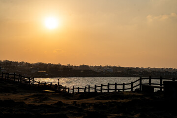 Obraz premium Coastal fence by the sea with clear sky and horizon 