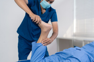 Obraz premium Patient at the physiotherapy doing physical exercises with therapist.