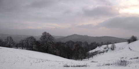 Schneebedeckte Winterlandschaft bei Mittelndorf in der Sächsischen Schweiz mit Blick auf die Hohe Liebe 2