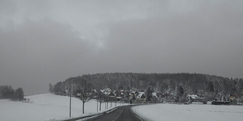 Die Hohwaldstraße in Neustadt in Sachsen in schneebedeckter Winterlandschaft © Holger W. Spieker