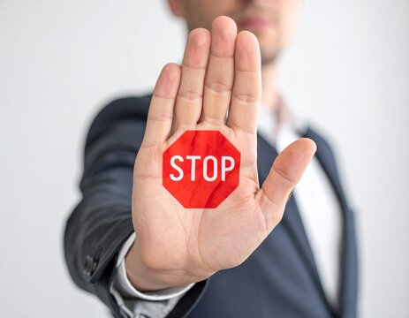 Stopp-Symbol auf Handfl&auml;che &ndash; Konzept f&uuml;r Grenze, Ablehnung und Schutz