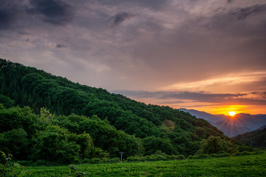福島県南会津町・初夏の山並みに沈む美しい夕日と緑の風景