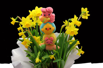 gourmandise pour enfant caché dans les jonquilles © helenedevun