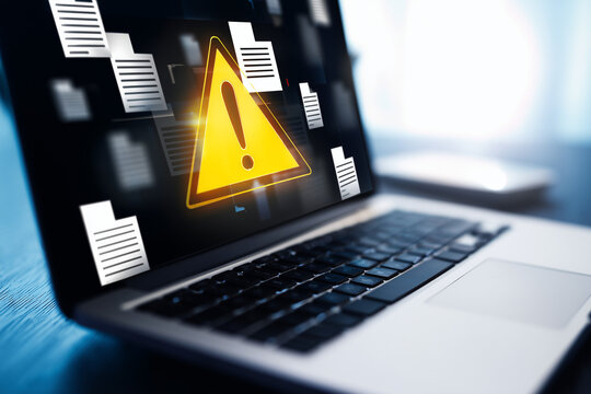 Laptop com s&iacute;mbolo de alerta representando risco digital, falha de sistema e amea&ccedil;a cibern&eacute;tica no ambiente tecnol&oacute;gico