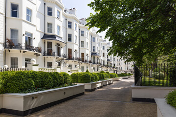 Obraz premium Elegant white townhouses in a luxury London residential neighborhood