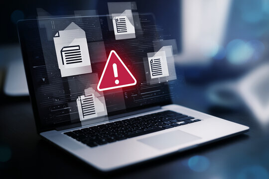 Laptop com s&iacute;mbolo de alerta indicando risco digital, falha de sistema e amea&ccedil;a cibern&eacute;tica. Conceito de seguran&ccedil;a da informa&ccedil;&atilde;o e prote&ccedil;&atilde;o de dados