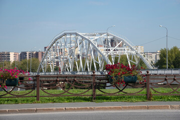 Fototapeta premium Chelyuskintsev Bridge in the urban landscape. Tyumen, Russia