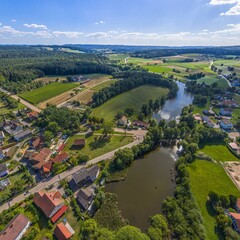 Obraz premium Ausblick auf die Erholungslandschaft am Neubäuer See bei Roding im Kreis Cham in der Oberpfalz
