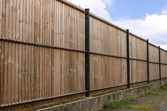 Cl&ocirc;ture occultation en lattes bois pour grillage rigide